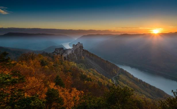 Die Burgruine Dürnstein in der Wachau bei Sonnenaufgang.