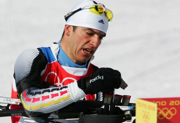 Ein Biathlet beim Nachladen seines Gewehrs während eines Wettkampfs.