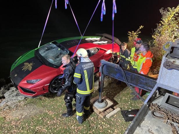 Bremse mit Gas verwechselt: Mann versenkte Lamborghini im Mondsee