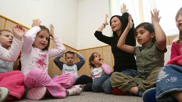 Für Kindergärtnerinnen in Niederösterreich ist das Einstiegsgehalt trotz Anpassungen immer noch höher als in Wien. Betreiber fordern eine Vereinheitlichung.