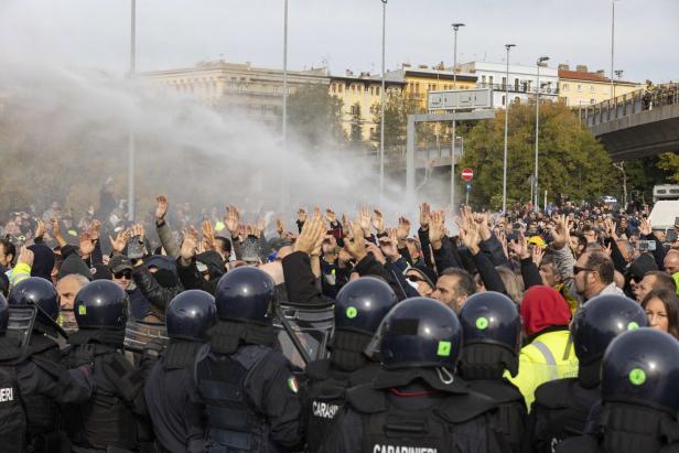Demos in Triest: Gegner der 3-G-Pflicht bleiben auf Barrikaden