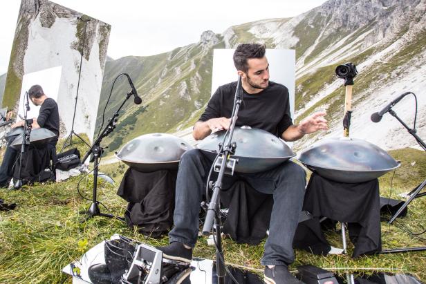 Manu Delago musiziert mit Orgelpfeifen beim Paragliding