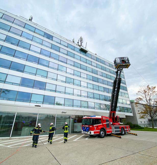 Feuerwehr rettet Arbeiter aus schwindelnder Höhe im Bezirk Mödling