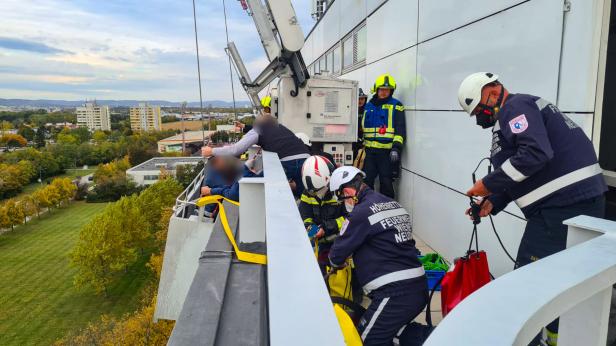 Feuerwehr rettet Arbeiter aus schwindelnder Höhe im Bezirk Mödling