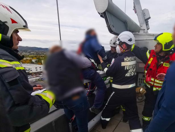 Feuerwehr rettet Arbeiter aus schwindelnder Höhe im Bezirk Mödling