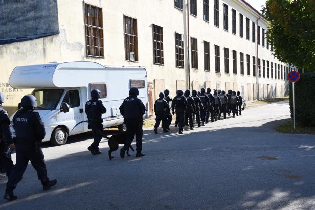 Nach Mord in Baden: Polizei veröffentlicht Fahndungsbilder