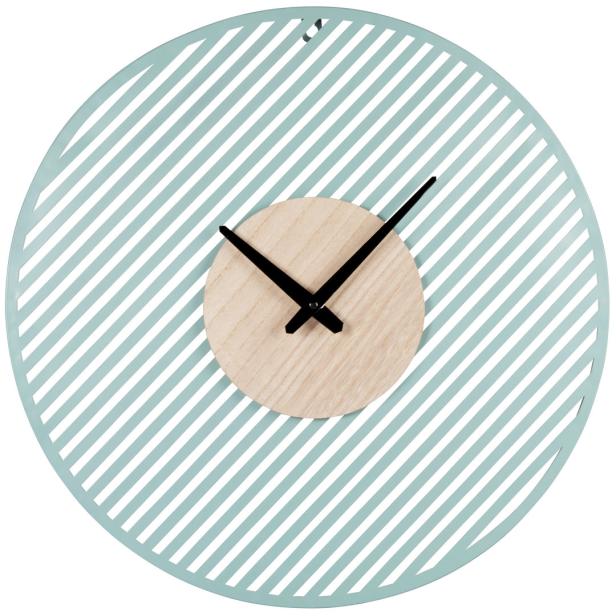 Eine runde Wanduhr mit hellblauem, gestreiftem Hintergrund und einem hellen Holz-Zifferblatt.