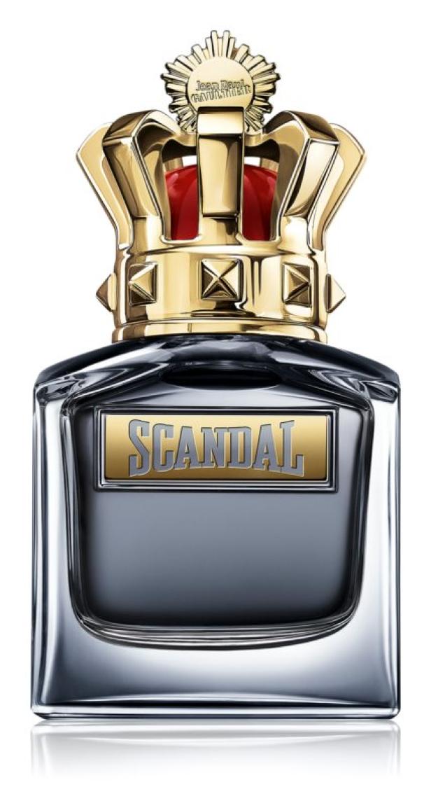 Ein Flakon des Herrenduftes „Scandal“ von Jean Paul Gaultier mit einer goldenen Krone als Verschluss.