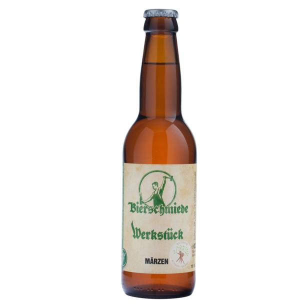 Eine Flasche „Bierschmiede Werkstück Märzen“ steht vor einem weißen Hintergrund.