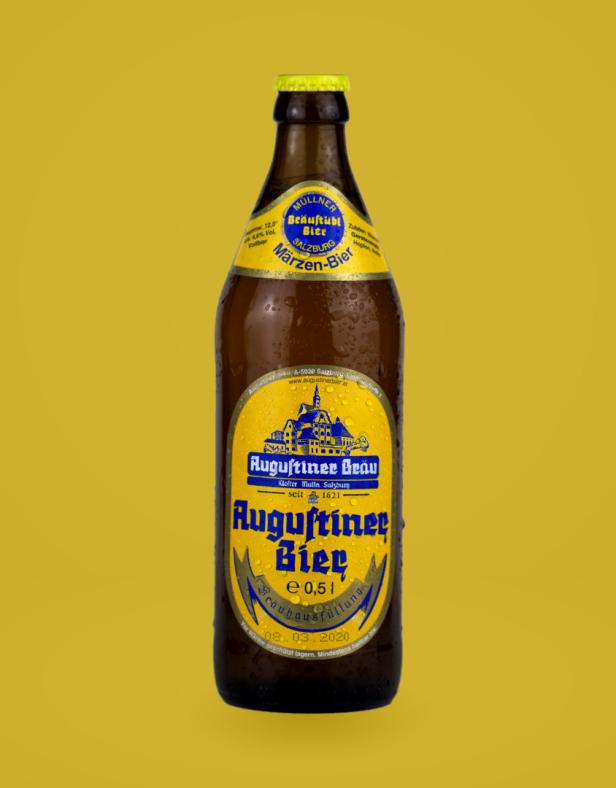 Eine Flasche Augustiner Bräu Märzen-Bier vor gelbem Hintergrund.