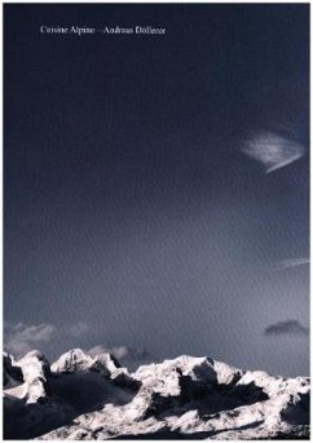 Das Cover des Buches „Cuisine Alpine“ von Andreas Döllerer zeigt schneebedeckte Berggipfel unter einem dunklen Himmel.