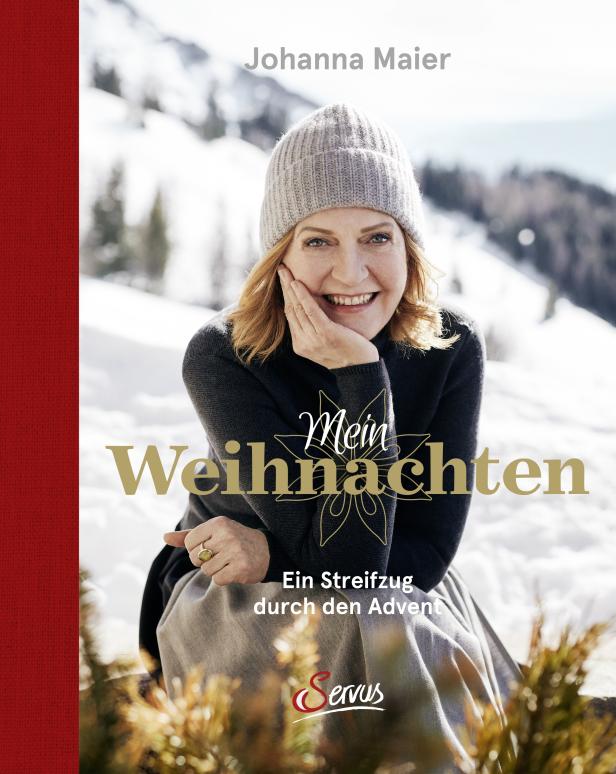 Das Buch „Mein Weihnachten: Ein Streifzug durch den Advent“ mit Johanna Maier vor verschneiter Bergkulisse.