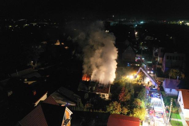 Polizisten retten Frau aus brennendem Wohnhaus in Ternitz