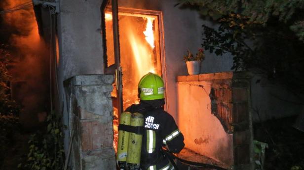 Polizisten retten Frau aus brennendem Wohnhaus in Ternitz