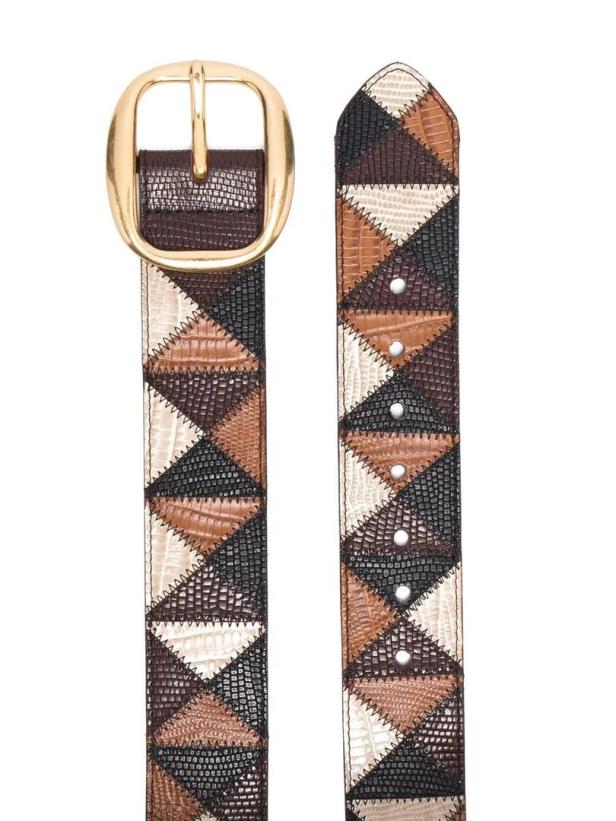 Ein Gürtel mit einem geometrischen Muster aus verschiedenen Brauntönen und einer goldenen Schnalle.