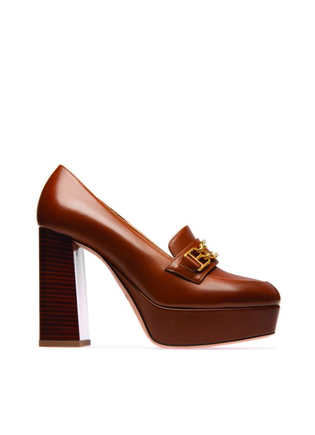 Ein brauner Loafer-Pumps mit Plateausohle und goldenem Ketten-Detail.
