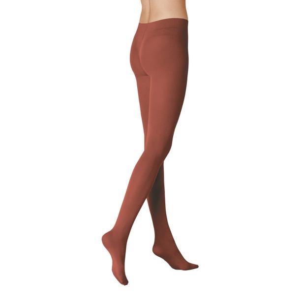 Beine einer Person, die eine bordeauxrote Strumpfhose trägt.