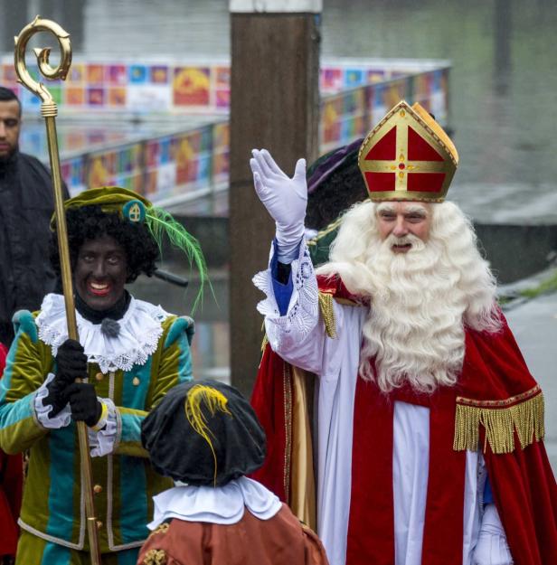 Sinterklaas und ein Piet begrüßen die Menge.