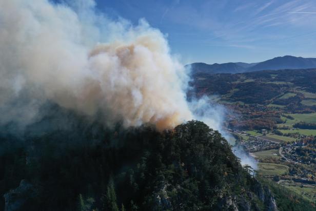 Hubschrauber im Kampf gegen Waldbrand im Bezirk Neunkirchen