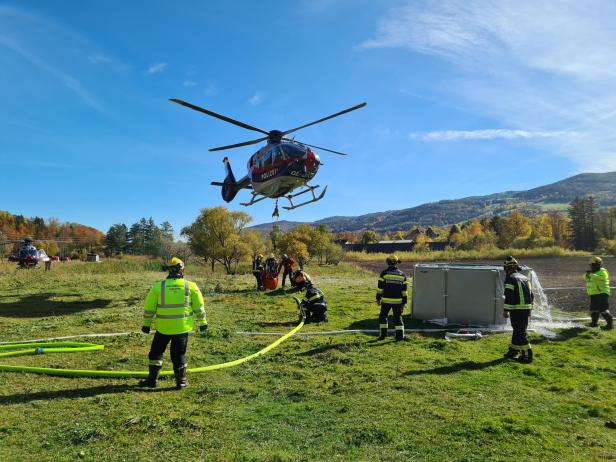 Hubschrauber im Kampf gegen Waldbrand im Bezirk Neunkirchen