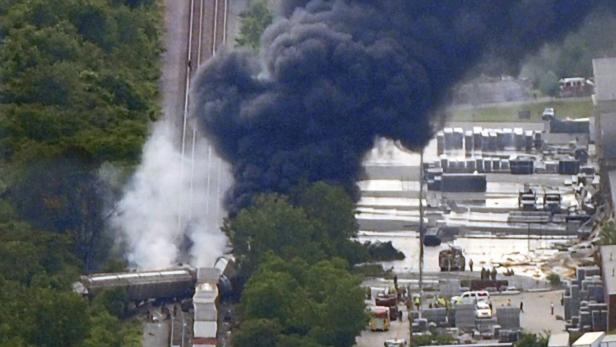 Zug entgleist nach Crash mit Müllauto
