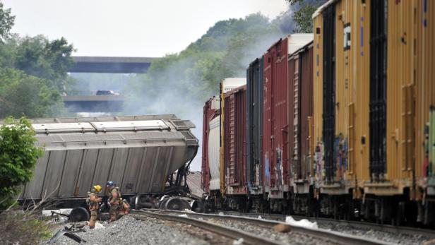 Zug entgleist nach Crash mit Müllauto