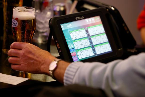 COVID-19 restrictions continue to ease in Britain Entführung vorgetäuscht: Frau ging mit Lösegeld Bingo spielen