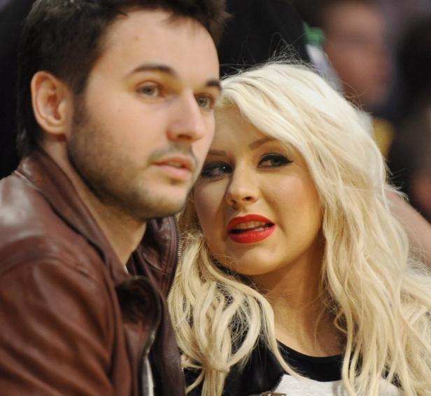 Christina Aguilera mit einem Mann bei einer Veranstaltung.