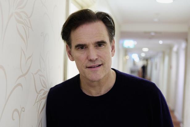 Porträt von Matt Dillon, der in die Kamera blickt.