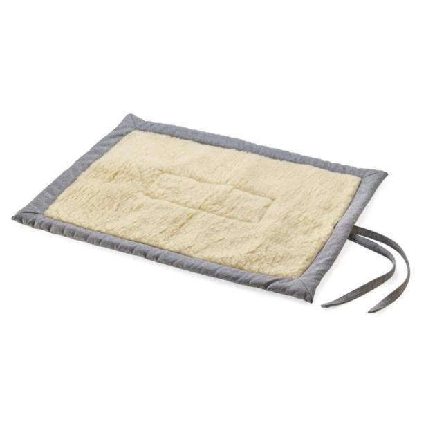 Eine rechteckige, hellbeige Schaffellunterlage mit grauem Rand und grauen Bändern.