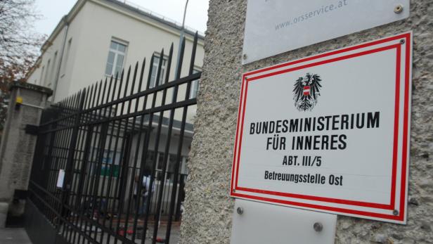 Ein Schild des Bundesministeriums für Inneres, Abteilung III/5, Betreuungsstelle Ost.