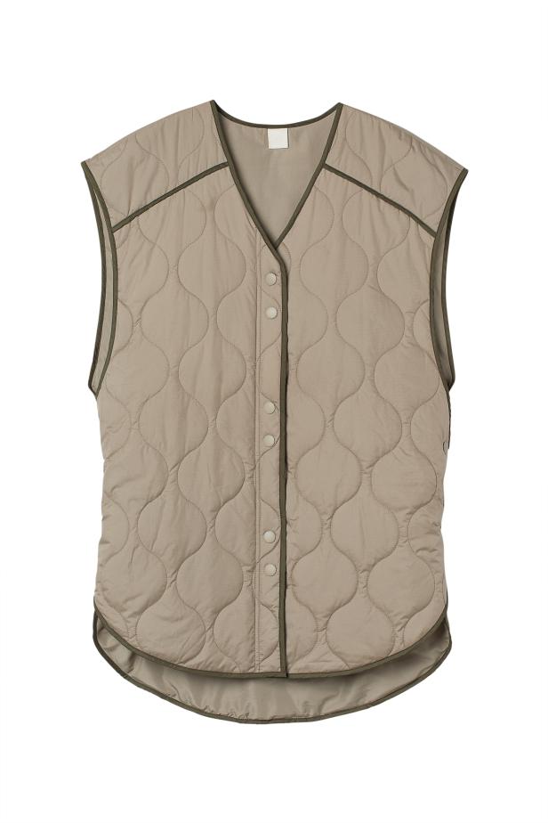Eine gesteppte, ärmellose Weste in Beige mit olivgrünen Akzenten und Knöpfen.
