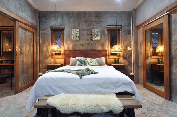Ein Schlafzimmer mit einem großen Bett und Holztüren.