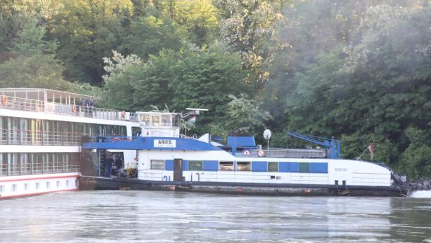 Kabinenschiff auf Donau in Seenot