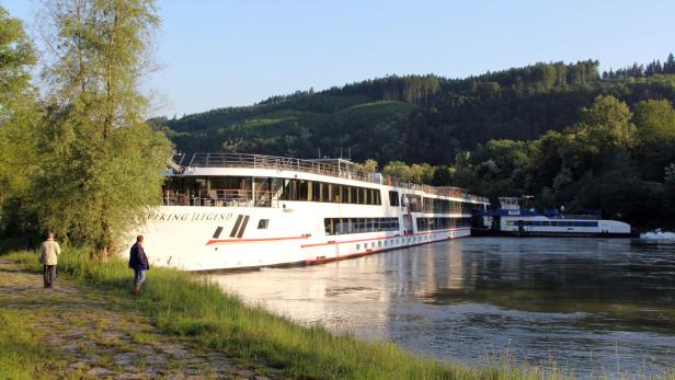 Kabinenschiff auf Donau in Seenot