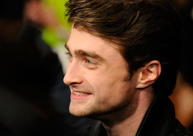Nahaufnahme von Daniel Radcliffe im Profil.