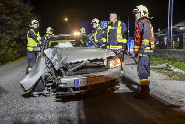 Feuerwehr Krems im Einsatz: Pkw-Lenker riss Straßenlaterne um