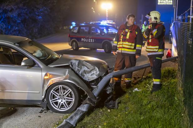 Feuerwehr Krems im Einsatz: Pkw-Lenker riss Straßenlaterne um