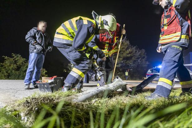 Feuerwehr Krems im Einsatz: Pkw-Lenker riss Straßenlaterne um