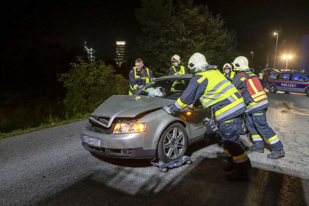 Feuerwehr Krems im Einsatz: Pkw-Lenker riss Straßenlaterne um