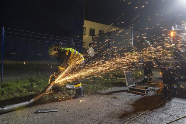 Feuerwehr Krems im Einsatz: Pkw-Lenker riss Straßenlaterne um