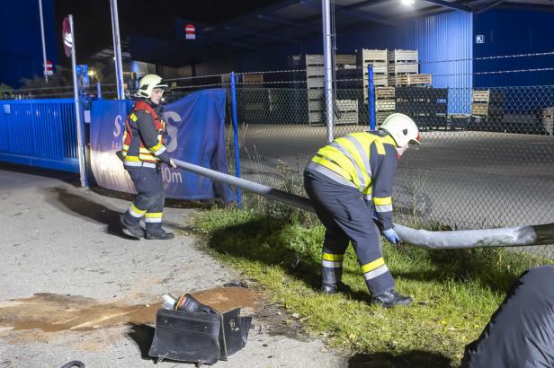 Feuerwehr Krems im Einsatz: Pkw-Lenker riss Straßenlaterne um