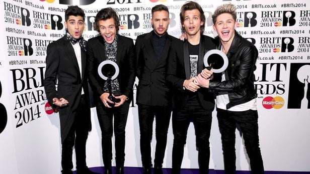 Die Band One Direction posiert mit ihren BRIT Awards 2014 auf einem Gruppenfoto.