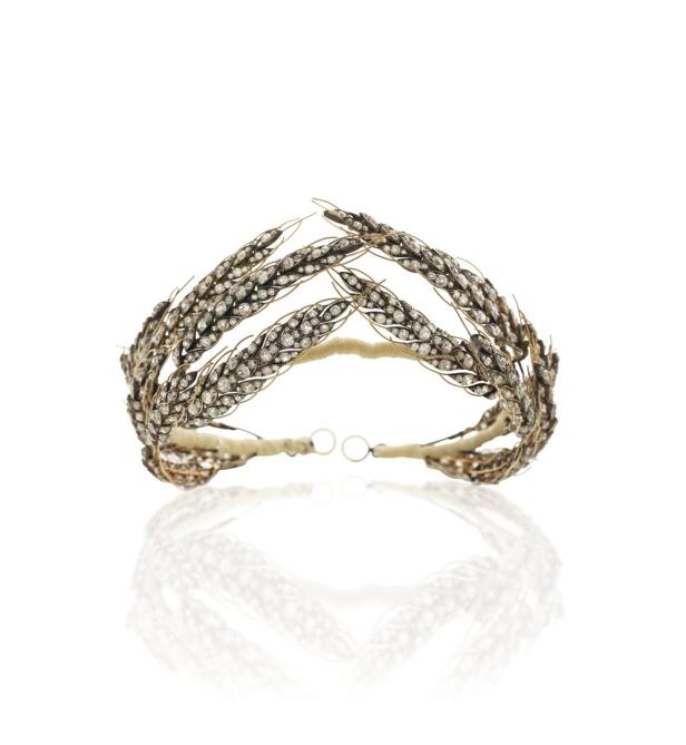Ein Diadem in Form eines goldenen Weizenkranzes mit kleinen Diamanten.