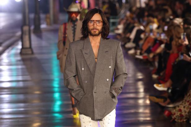 Jared Leto läuft auf dem Laufsteg während einer Modenschau.