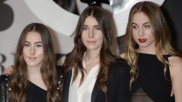 Die drei Schwestern der Band Haim posieren für ein Foto.