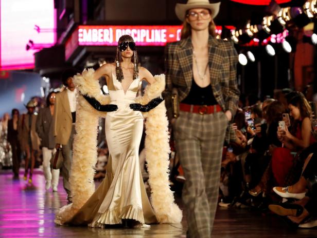 Models präsentieren Mode auf einem Laufsteg während einer Modenschau.