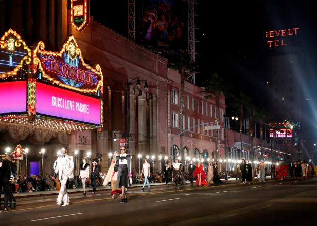 Models laufen bei Nacht über den Hollywood Boulevard für die „Gucci Love Parade“.