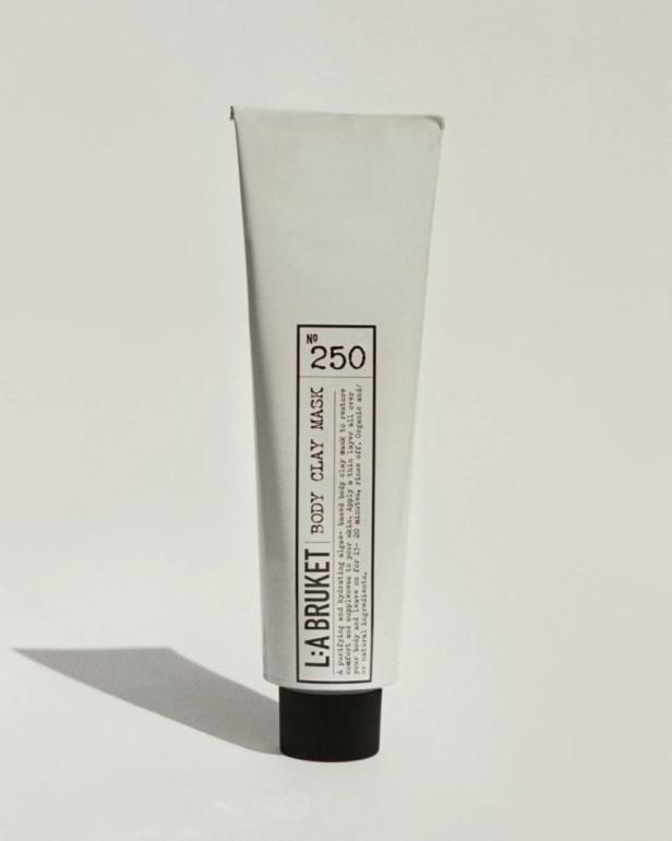 Eine Tube der Körpermaske „Body Clay Mask No. 250“ von L:A Bruket.