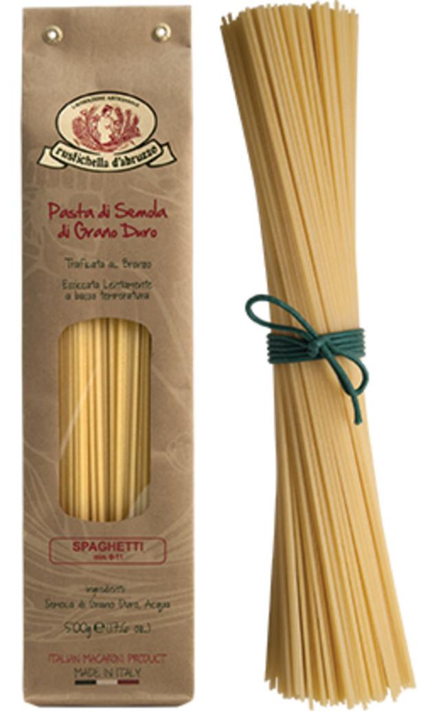 Eine Packung und ein Bund Spaghetti der Marke Rustichella d'Abruzzo.